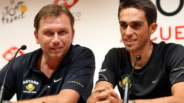 Johan Bruyneel y Alberto Contador, durante una rueda de prensa en el Tour de Francia 2009.