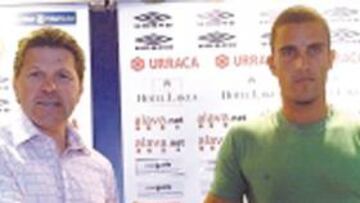 <b>UN BRASILEÑO. </b>Piterman presentó ayer a Arthuro.