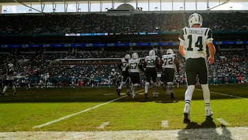 MIAMI, FL - NOVEMBER 04: Sam Darnold #14 of the New York Jets takes the field in the first half of their game against the Miami Dolphins at Hard Rock Stadium on November 4, 2018 in Miami, Florida.   Michael Reaves/Getty Images/AFP
 == FOR NEWSPAPERS, INTERNET, TELCOS &amp; TELEVISION USE ONLY ==