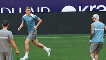 MADRID, 23/08/2024.- El centrocampista inglés del Atlético de Madrid Conor Gallagher (i), que hoy es presentado como nuevo jugador del equipo rojiblanco, durante el entrenamiento realizado este viernes en el Metropolitano para preparar el partido de la segunda jornada de Liga que el equipo disputa el domingo ante el Girona en el mismo escenario. EFE/Chema Moya