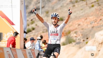 Adam Yates celebra su triunfo en Green Mountain del Tour de Om¨¢n.
