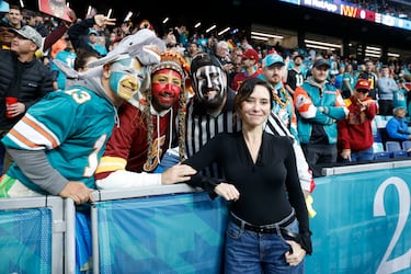 La presidenta de la Comunidad de Madrid, Isabel Díaz Ayuso posa junto a varios aficionados en el Estadio Santiago Bernabéu. 