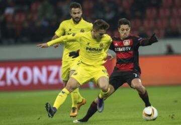 El centrocampista del Villarreal, Denis Suárez lucha por el balón con el delantero mexicano Javier 'Chicharito' Hernández  del Leverkusen.