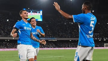 Rafa Marín y Raspadori (al fondo) celebran junto a Juan Jesus uno de los goles anotados por el Nápoles.