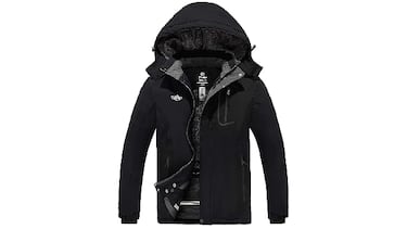 El mejor básico para este invierno (que gana puntos cada día) es esta chaqueta de montaña cortavientos e impermeable