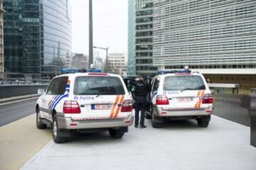 Personal de los servicios de emergencia y la polic¨ªa belga en los alrededores de la estaci¨®n de metro de Bruselas afectada por las segundas explosiones que se sucedieron tras las del aeropuerto.