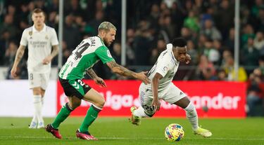 Vinicius Junior se escapa del marcaje de Aitor Ruibal.