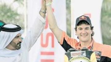 <b>EL MEJOR. </b>Marc Coma, con su eterna sonrisa, levanta el brazo ayudado por uno de los organizadores del último raid de la temporada, en el que fue segundo.