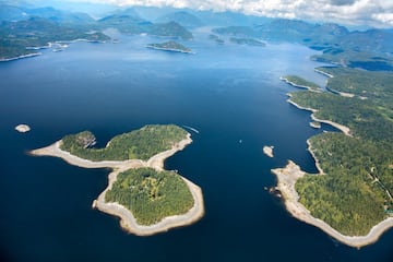 Si con la prueba anterior no había suficiente,  aquí va una vista aérea de la zona con el resto de islas, bosques y montañas al fondo. 