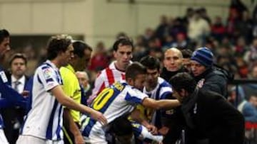 <b>TENSIÓN.</b> Quique le recriminó a Luis García su actuación, mientras Kun le daba una patada por detrás (imagen superior izquierda). Tras la trifulca Quique fue expulsado.