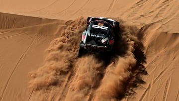 Nasser Al Attiyah lidera con el Dacia Sandrider del Dakar.