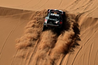 El piloto catarí Nasser Al-Attiyah y el copiloto belga Fabian Lurquin, del Dacia Sandriders, disputan la octava etapa de la 48.ª edición del Rally Dakar 2026.