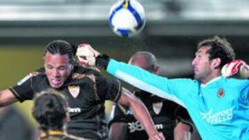 <b>MUY DISPUTADO. </b>El Sevilla aprovechó sus ocasiones frente a un Villarreal que no encontró el premio a su esfuerzo.