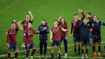PONTEVEDRA, 03/01/2025.- Los jugadores del Pontevedra celebran la victoria tras el encuentro correspondiente a los dieciseisavos de final de la Copa del Rey que han disputado hoy viernes Pontevedra y Mallorca en el estadio de Pasarón, en Pontevedra. EFE/Lavandeira Jr