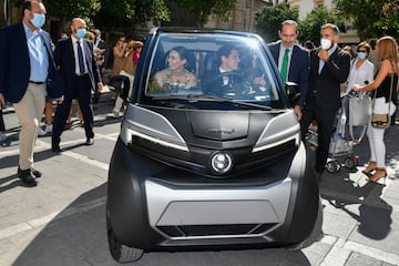 Los recién casados a la salida de la ceremonia en un Smart.