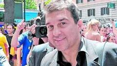 <b>POPULAR. </b>Joan Laporta, rodeado de aficionados del Barcelona.