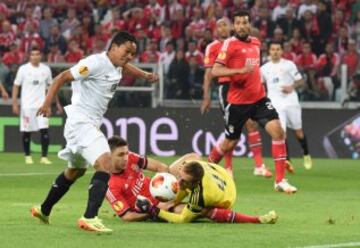 Carlos Bacca con Guilherme Siqueira y Oblak.