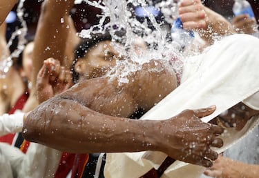 Los jugadores de Miami Heat bañan en bebida isotónica a Adebayo. Celebrando el récord de puntos en un partido de la NBA disputado en el siglo XXI.