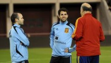 Del Bosque charla en Catar con Iniesta y Cesc, titulares ambos.