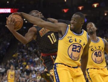 Draymond Green lucha por el balón con Tim Hardaway Jr.