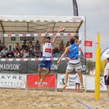 Laredo recupera su playa y la ofrece para el deporte