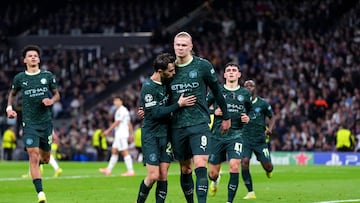 1-2. Haaland celebra con Bernardo Silva el segundo tanto.