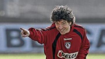 <b>ÓRDENES. </b>Lillo da indicaciones en un entrenamiento de la Real.