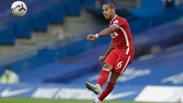 Liverpool&#039;s Spanish midfielder Thiago Alcantara passes the ball during the English Premier League football match between Chelsea and Liverpool at Stamford Bridge in London on September 20, 2020. (Photo by Matt Dunham / POOL / AFP) / RESTRICTED TO EDI