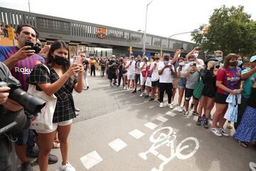 Un grupo de aficionados se han concentrado en los alrededores del Camp Nou para arropar a su dolo. 