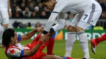 Cristiano Ronaldo ayuda a levantarse a Falcao en el derbi del pasado mes de diciembre celebrado en el Santiago Bernab&eacute;u.