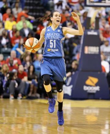 ANNA CRUZ. Las New York Liberty la invitaron a su training. Fue la tercera máxima anotadora de su equipo y jugó los 34 partidos como titular. En el 2015 con los Minnessota Lynx se ha proclamado campeona de la WNBA y se convierte en la segunda española que gana un anillo después de Amaya Valdemoro.