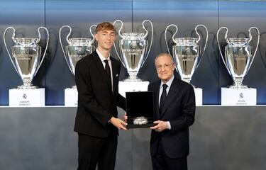 Florentino Pérez entrega una miniatura del estadio Santiago Bernabéu a Dean Huijsen. 