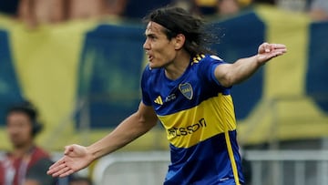 Edinson Cavani se queja durante un partido de Boca.