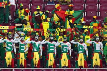 Los aficionados senegaleses llenaron de colorido las gradas del Estadio Internacional Khalifa para presenciar el partido de su selección ante Ecuador. En la imagen, un grupo de seguidores pintados con las letras de la palgra Senegal hacen el saludo militar antes del encuentro, en el que los africanos se impusieron 2-1 a la Tricolor.