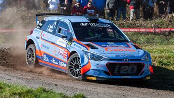 Iván Ares con el Hyundai.