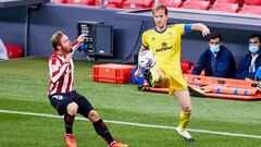 &Aacute;lex Fern&aacute;ndez ante Iker Muniain. 