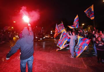 El Levante ha sido recibido con honores por los seguidores a su llegada a Valencia tras la victoria ante el Real Madrid en el Bernabéu.