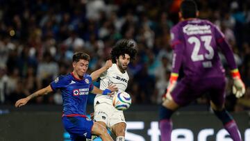 MEX7266. CIUDAD DE MÉXICO (MÉXICO), 09/05/2024.- César Huerta (i) de Pumas disputa un balón con Rodrigo Huescas de Cruz Azul durante un juego de ida de los cuartos de final de la Liga MX, celebrado en el estadio Olímpico Universitario de la Ciudad de México (México). EFE/ Isaac Esquivel