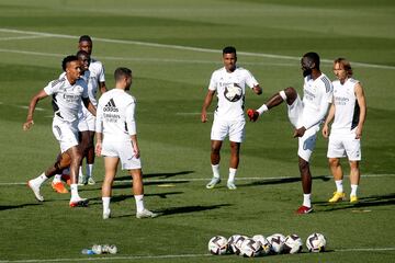 El conjunto dirigido por Carlo Ancelotti se ha entrenado en Valdebebas antes de recibir al FC Barcelona.