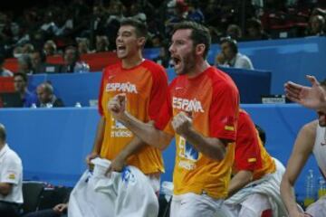 Rudy Fernández y Guillermo Hernangómez celebran una canasta durante el partido de octavos.