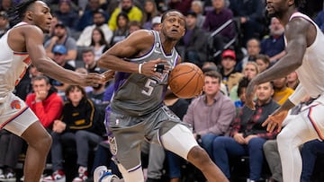 Sacramento Kings guard De'Aaron Fox (5) drives to the basket against the New York Knicks during the fourth quarter at Golden 1 Center.