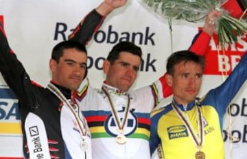 Mundial de Valkenburg (Holanda) de 1998. Abraham Olano ganó la medalla de oro en contrarreloj. En el podio, Olano con Melchor Mauri que ganó la plata y Gontchar.