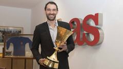 Garbajosa, presidente de la FEB, posa con la copa de campe&oacute;n del Mundo.