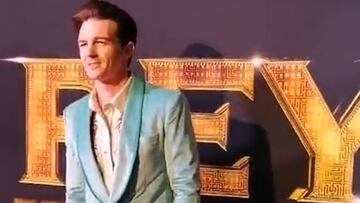 Drake Bell sorprende en la alfombra roja de la serie ‘El Rey, Vicente Fernández’