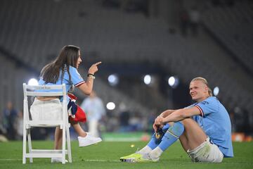 El delantero noruego del Manchester City celebró la victoria en la final de la Champions League 2023 sobre el césped del Estadio Olímpico Atatürk junto a su pareja sentimental Isabel Haugseng.