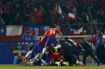 Así celebró el plantel chileno tras el gol de Isla.