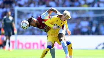 BIRMINGHAM, ENGLAND - AUGUST 13: Tyrone Mings of Aston Villa and Anthony Gordon of Everton compete for the ball during the Premier League match between Aston Villa and Everton FC at Villa Park on August 13, 2022 in Birmingham, England. (Photo by Michael Regan/Getty Images)