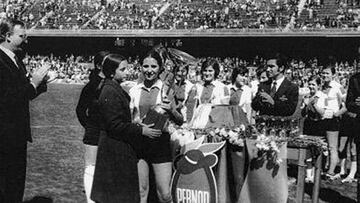 Las jugadoras del Espanyol reciben la Copa Pernod.