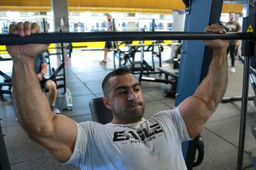 El jordano Mohammad Nsour, renunci¨® a la carrera de medicina para perseguir su sue?o de convertirse en un fisicoculturista estrella. A los 26 a?os, est¨¢ un paso m¨¢s cerca, ya que se clasific¨® para Mr Olympia, un prestigioso concurso internacional en Las Vegas, Nevada, donde se enfrentar¨¢ a los nombres y m¨²sculos m¨¢s importantes del deporte.