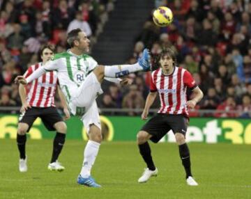 El centrocampista del Córdoba Abel Gómez despeja ante el centrocampista del Athletic Club Ander Iturraspe.